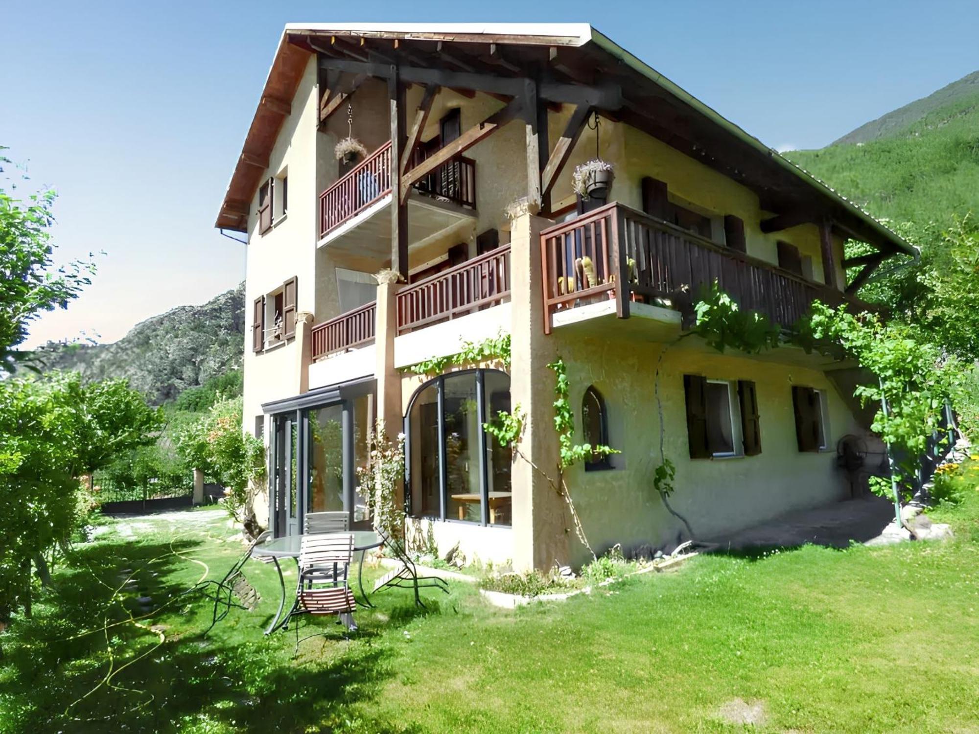 Appartement Paisible A Saint-Crepin Avec Vue Sur La Montagne Luaran gambar